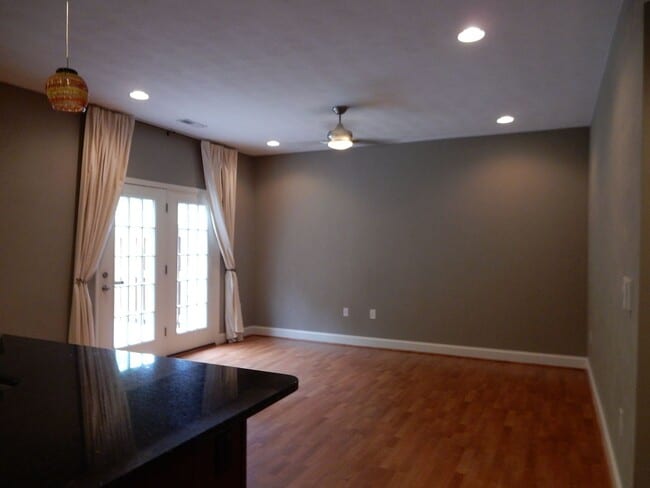 Building Photo - Like New Townhome in Old SW! Close to Cari...