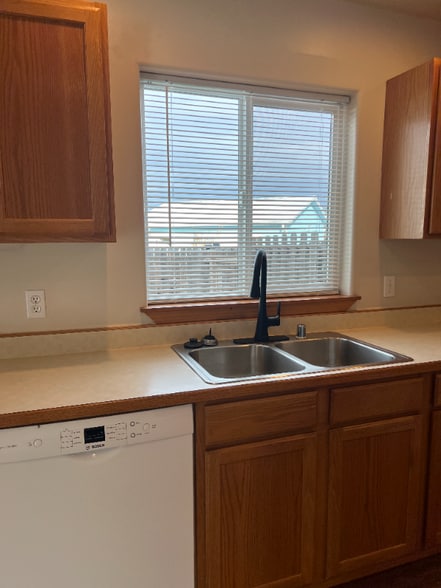 Building Photo - 1983 Greatview Dr