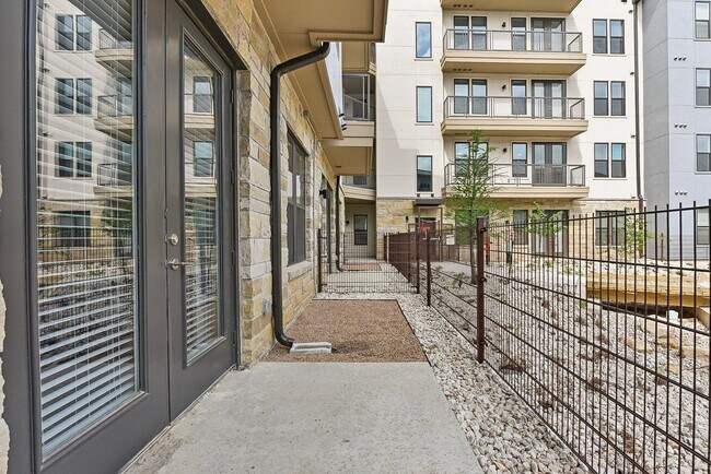 Building Photo - 2210 Lynnbrook Dr