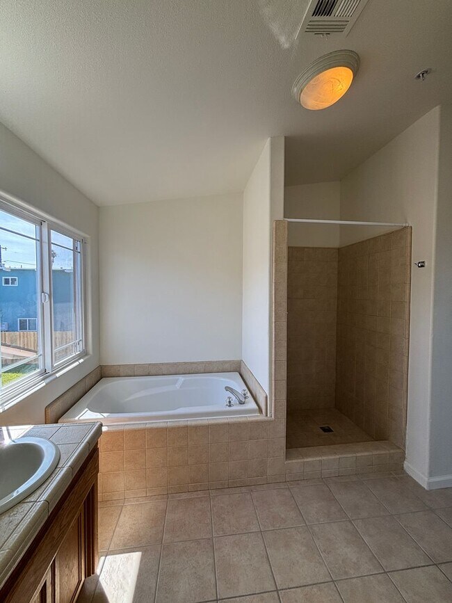 Building Photo - P32000