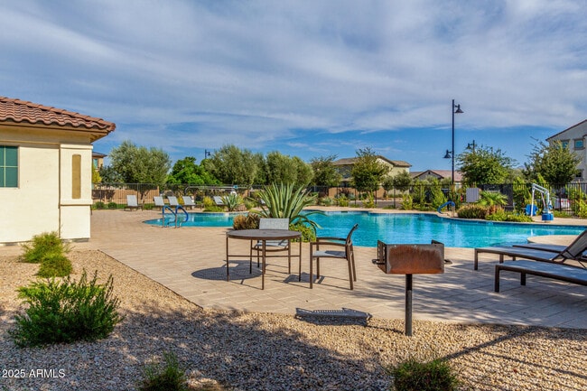 Building Photo - 15142 W Sherman St