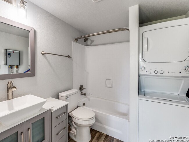 Building Photo - 238 Ledgeview Dr