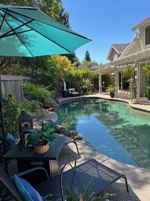 Building Photo - "Spacious 4-Bed, 3-Bath Oasis in Gold Rive...