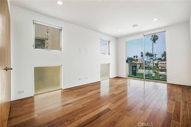 Building Photo - 419 Venice Way