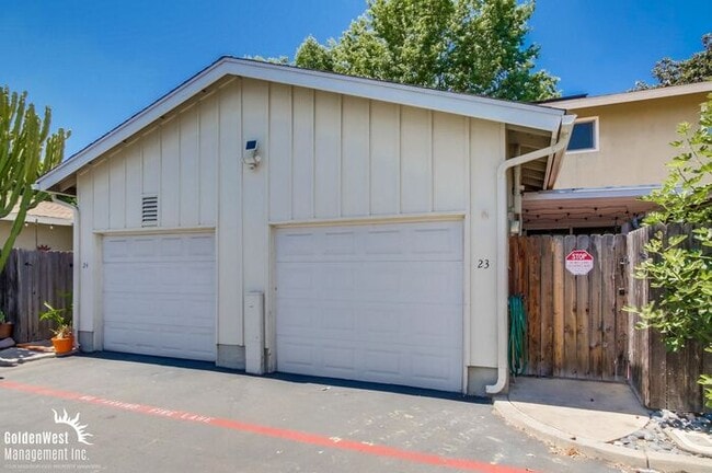 Building Photo - Cozy 2Bdm 1.5Ba Townhome with Modern Upgra...