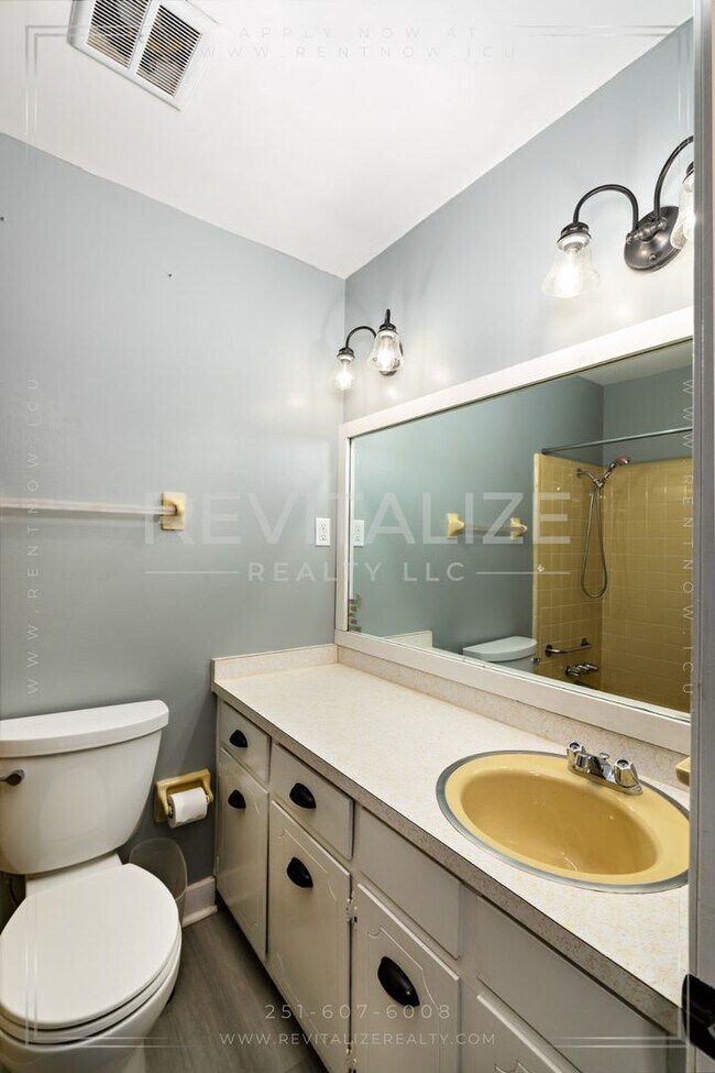 Building Photo - Spacious Brick Home in West Mobile!