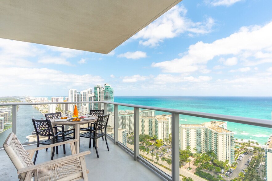 Building Photo - 4010 S Ocean Dr