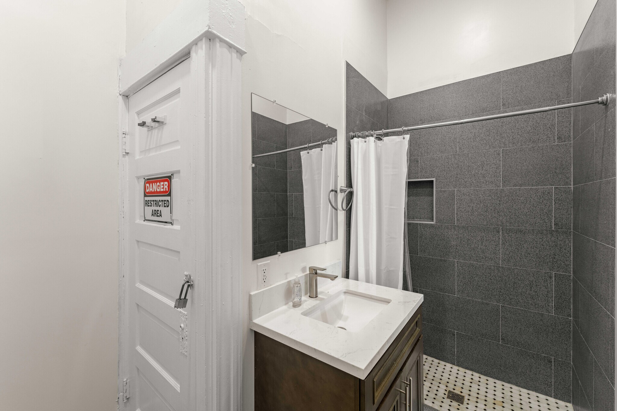 Building Photo - 1331-1333 S Park Ave