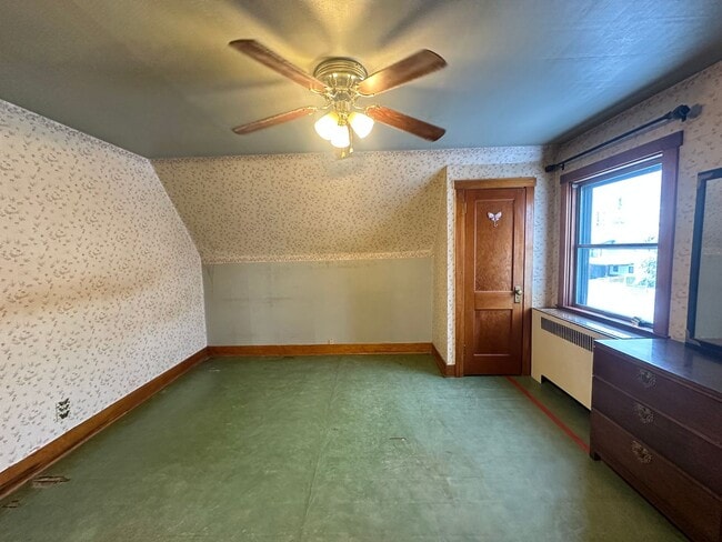 Building Photo - 5 Bed 3 Bath Home-Heat Included/Pets Allowed