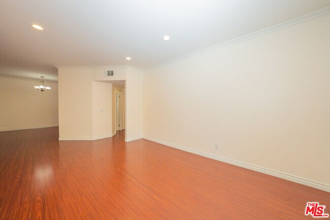 Building Photo - 626 E Orange Grove Ave
