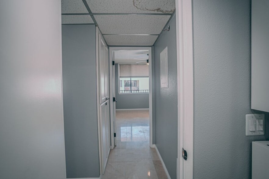 Building Photo - 1140 E Ocean, 325