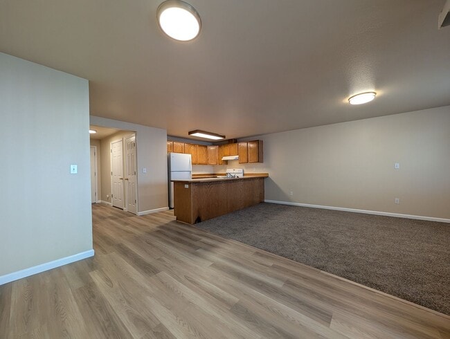 Building Photo - 3 bdrm/2 bthrm Duplex with Single Car Gara...