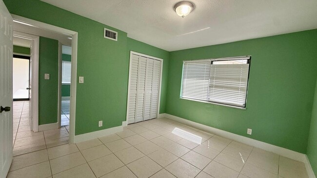Building Photo - 4729 Myrtle Ln