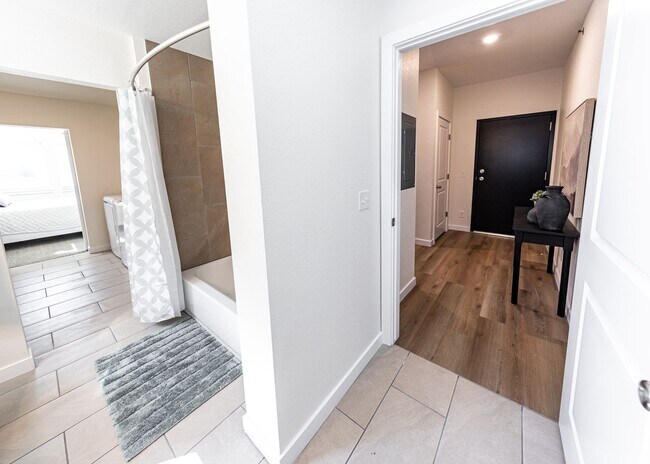 Building Photo - Westside 1 bed, 1 bath Luxury Apartment near Garden of the Gods