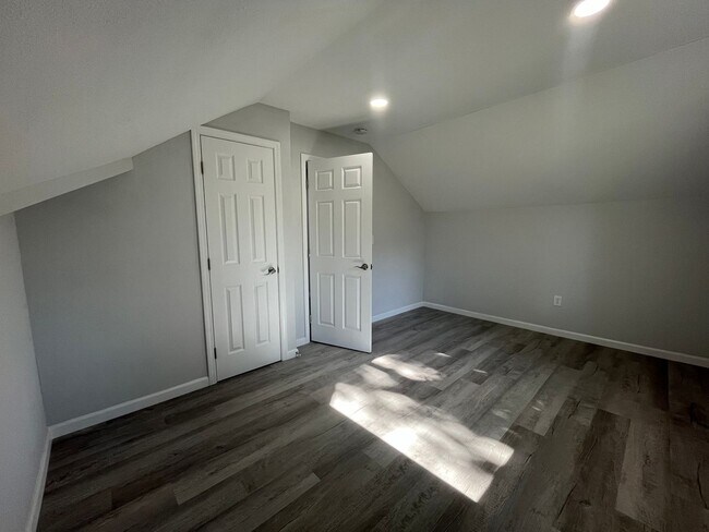 Building Photo - 8180001/85