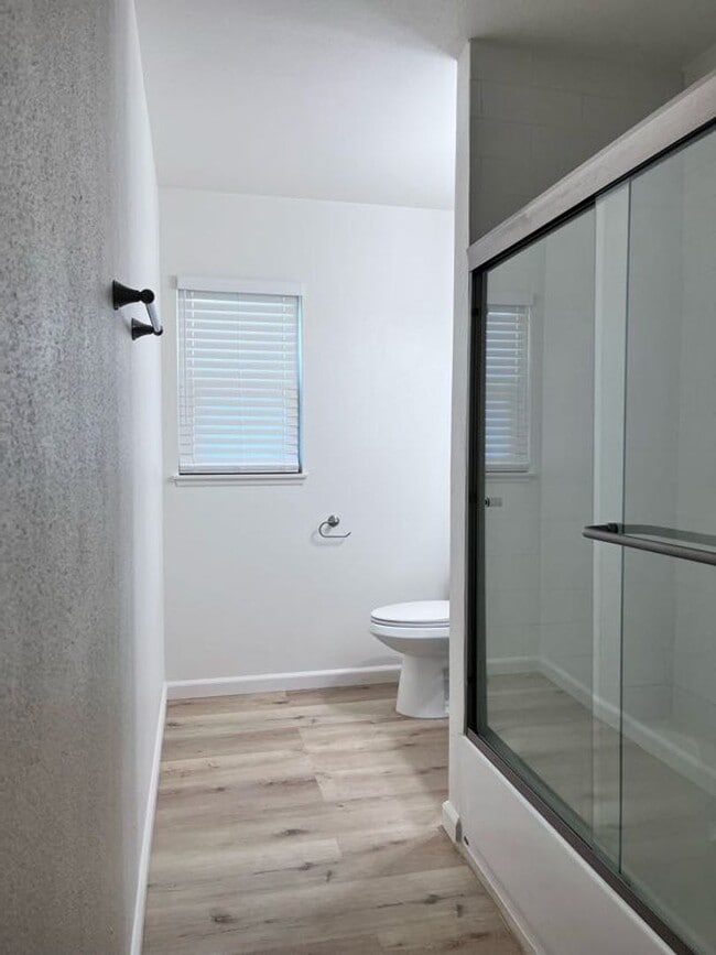 Building Photo - NEWLY RENOVATED South Redlands Home