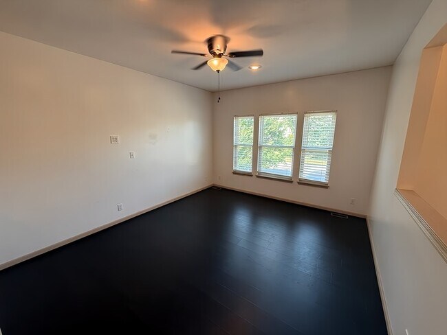Building Photo - 3 Bed, 2 Bath Townhome Available Now!