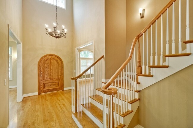 Building Photo - Stunning two-story spacious home on tranquil tree-lined street.