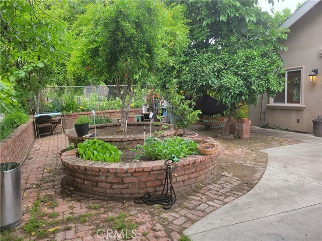 Building Photo - 539 S Michillinda Ave