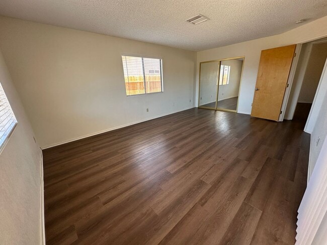Building Photo - Welcome to this 2 bedroom 1 bath home!