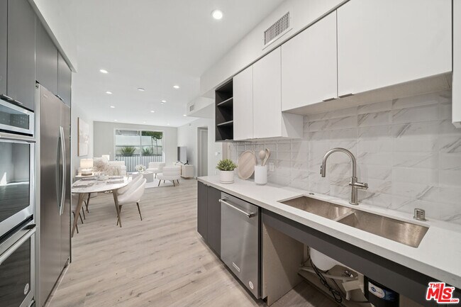 Building Photo - 1051 S Corning St