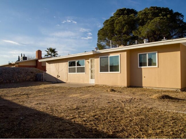 Building Photo - Beautiful East side Home