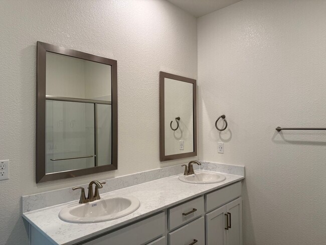 Building Photo - Beautiful 4 bed 2 bath located in West Ros...