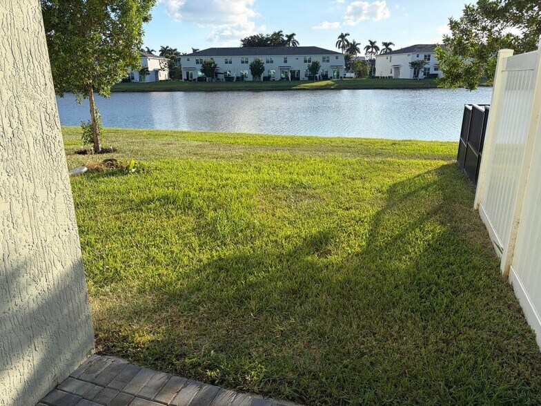 Building Photo - 4181 Lagoon Shore Dr