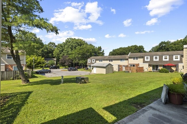 Building Photo - Renovated Hilltop Village Townhouse-Available 5/15/26