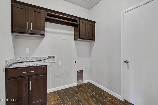 Building Photo - 6061 Cinnamon Pk St