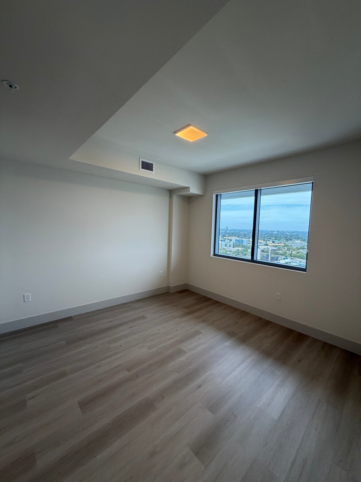 Building Photo - 1549 Van Buren St