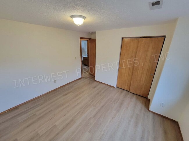 Building Photo - SE Portland Home on A Cul-De-Sac with Gara...