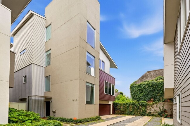 Building Photo - 1823 Southmore Blvd