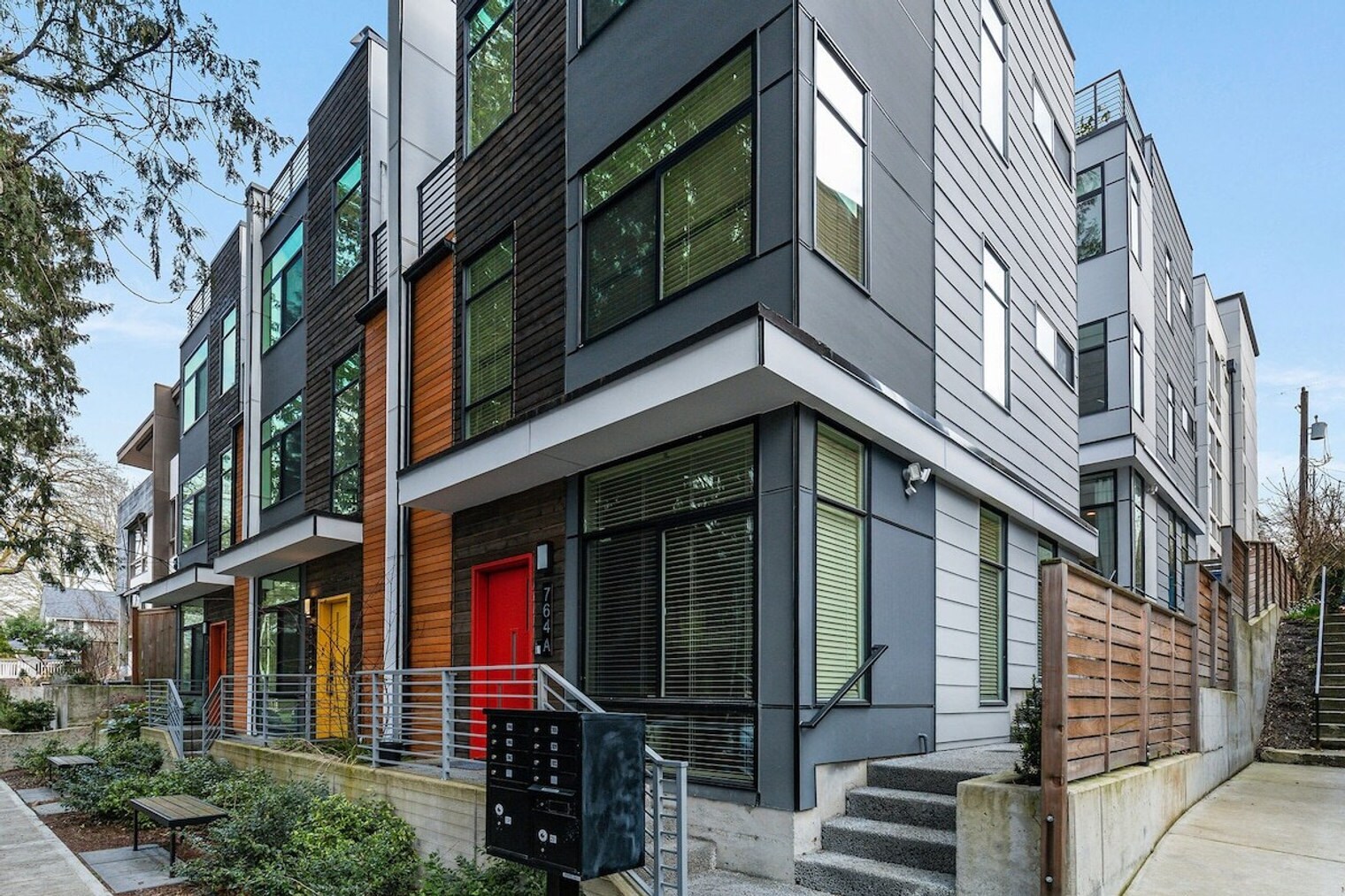 Building Photo - 762 Belmont Pl E