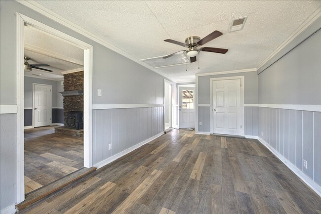 Building Photo - 3BED/2BATH REMODELED