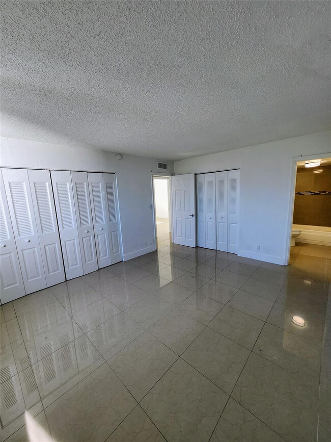 Building Photo - 9001 SW 77th Ave