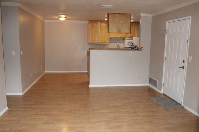 Building Photo - Updated, Upstairs 2 Bedroom, 2 Bathroom Co...