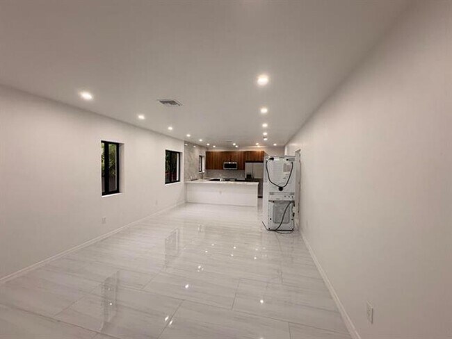 Building Photo - 1721 SW 12th St