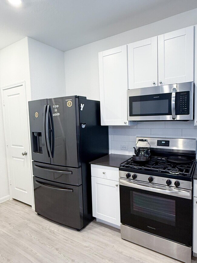 Building Photo - Charming 3-Bedroom Sanctuary with 2 Full Baths Near Lackland Air Force Base – 1469 Sq Ft of Comfo...