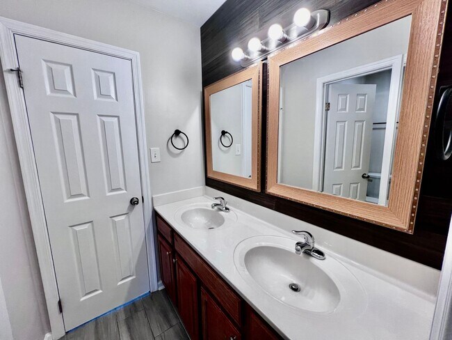 Building Photo - Gorgeous townhouse in the heart of Virgini...