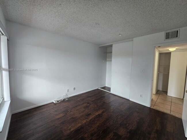 Building Photo - 405 S Pine Island Rd