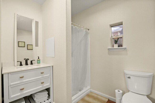 Building Photo - 1352 Lakeshore Dr