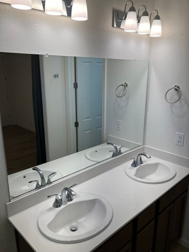 Building Photo - 1977 Apiary Wy