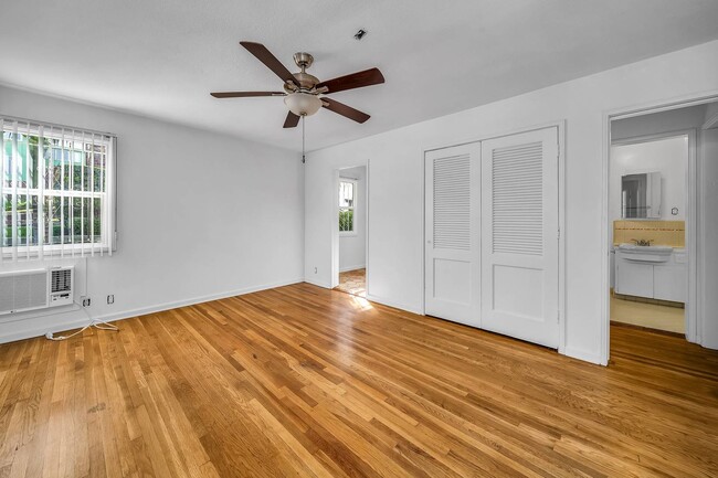 Building Photo - Studio Unit! Must see