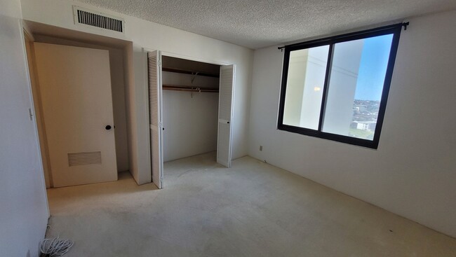 Building Photo - Centrally located 2bd, 2ba, 1pkg? 1012sqft...