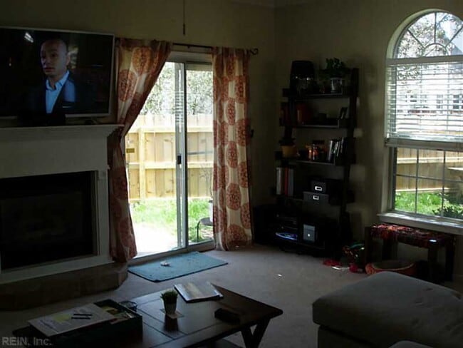 Building Photo - CHESAPEAKE UPDATED END-UNIT TOWNHOME