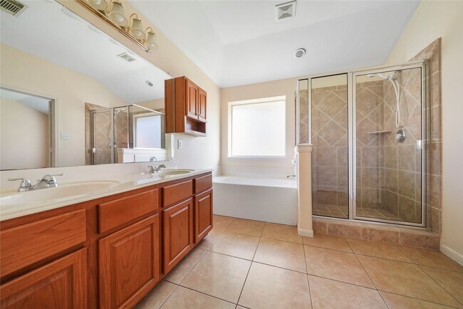 Building Photo - 20410 Pomegranate Ln
