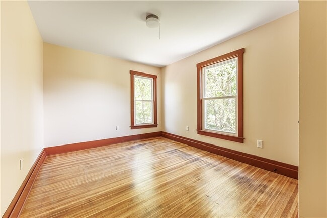 Building Photo - 266 Lyndhurst St