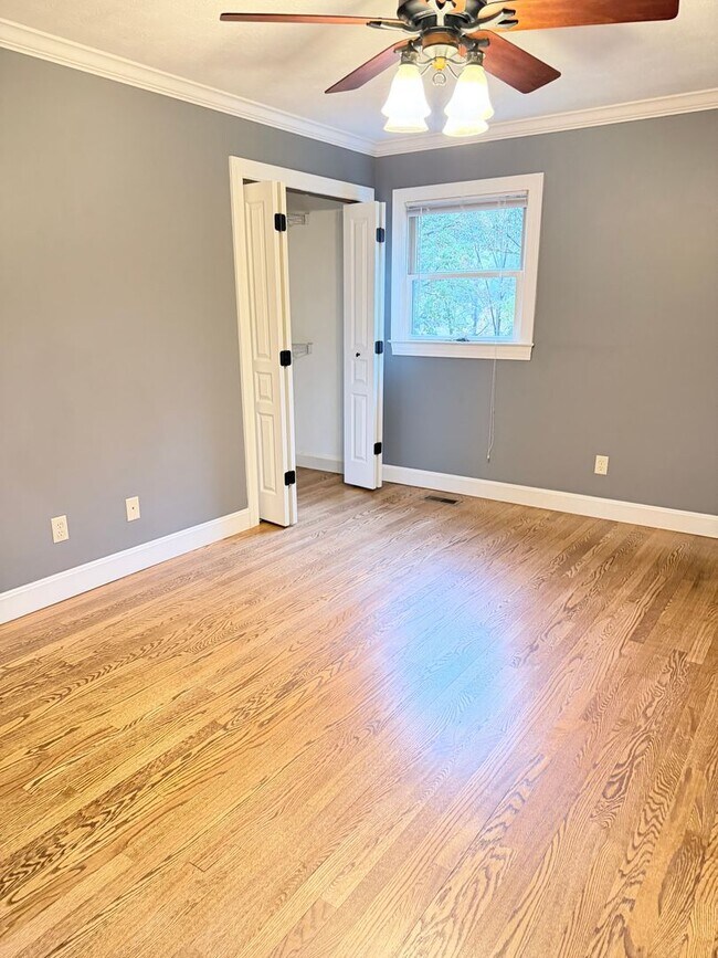 Building Photo - Beautiful brick, ranch home in the Enka School district. 3 bedrooms, 2 bathrooms!