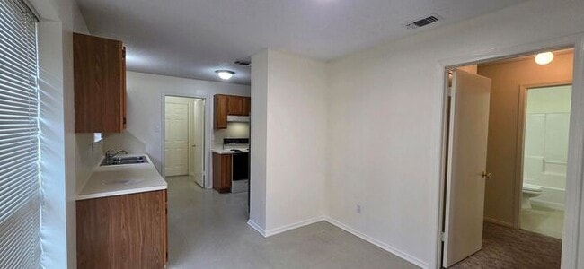 Building Photo - Available Now! Adorable 2 Bedroom 2 Bath Duplex in Longview!
